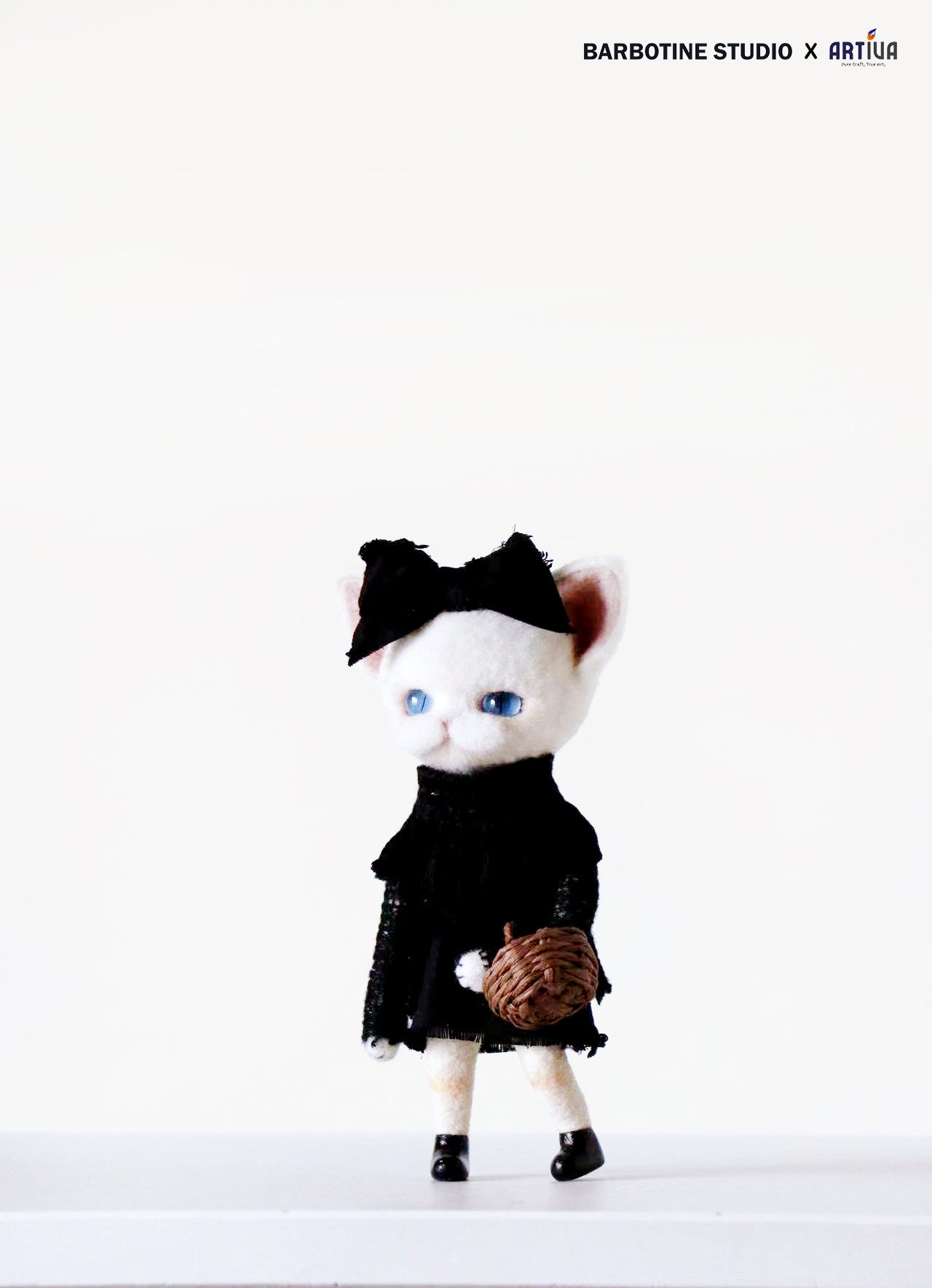 Chat tricoté en feutre de laine en robe noire