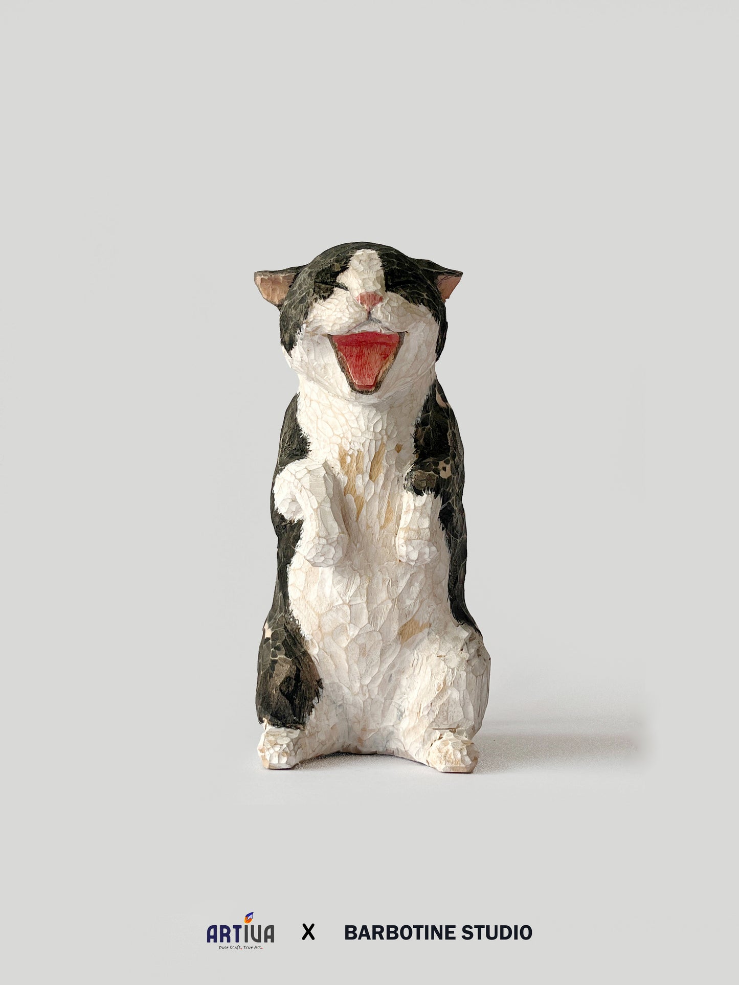 Statuette de chat baillant en bois