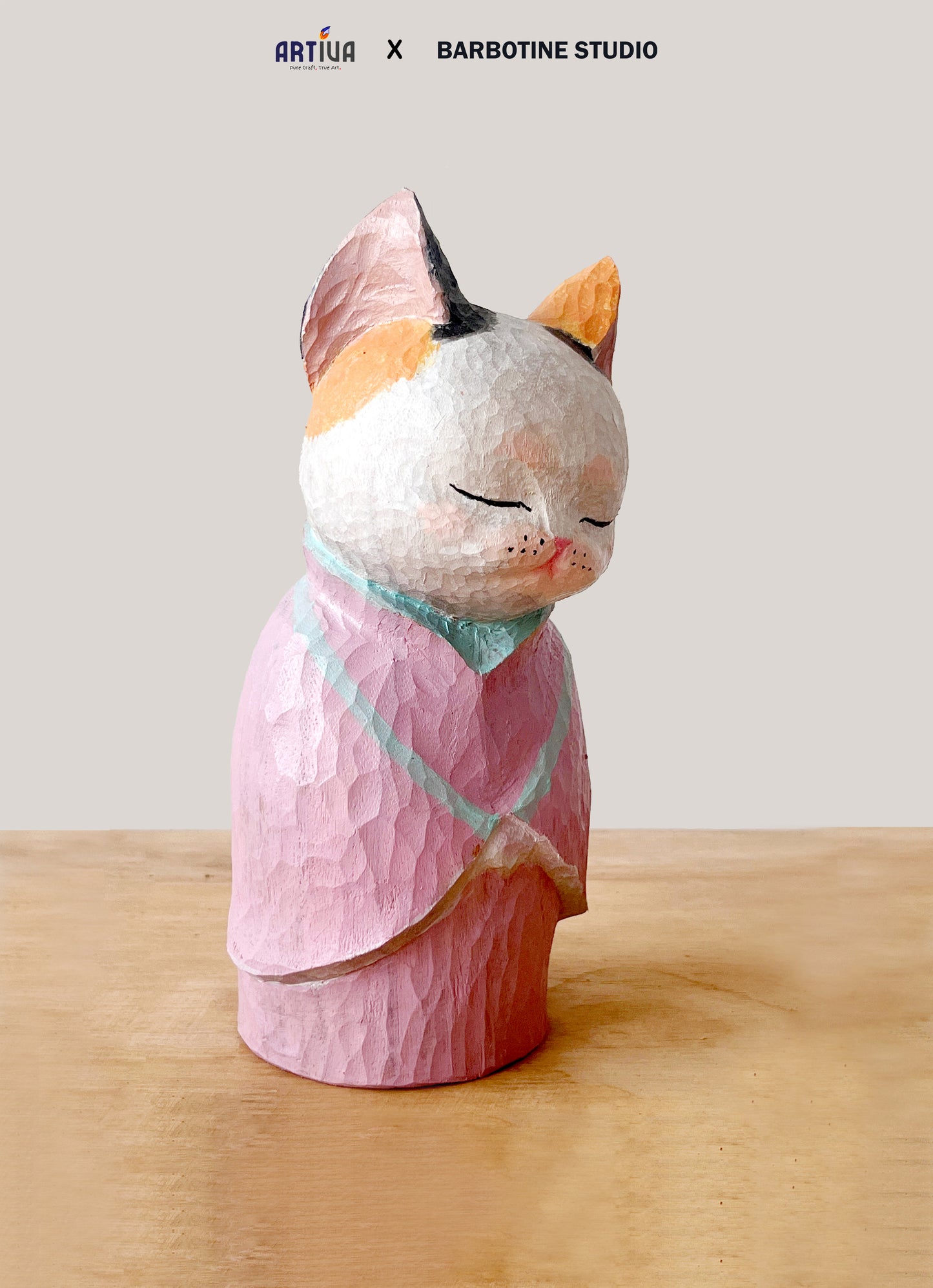 Statuette de chat en bois en toge rose