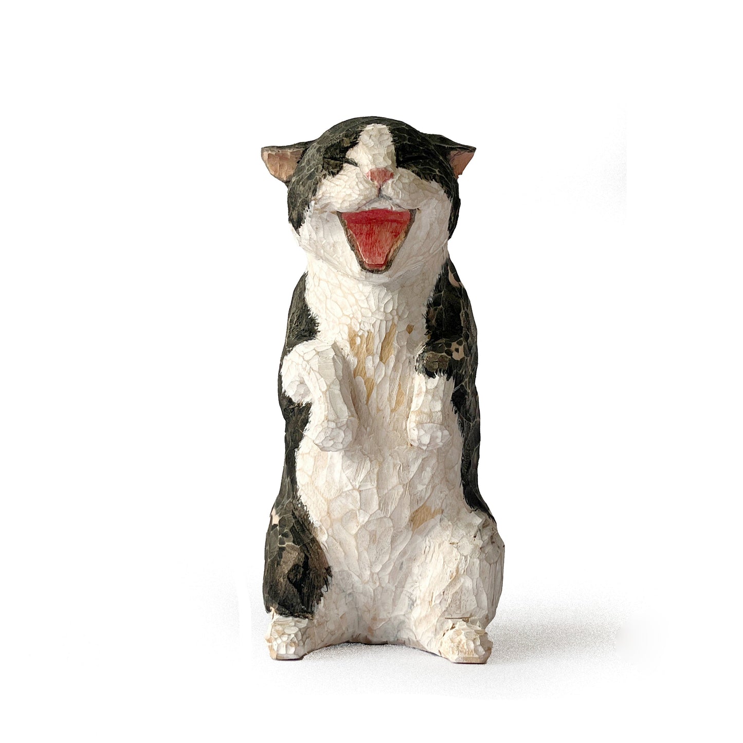 Statuette de chat baillant en bois