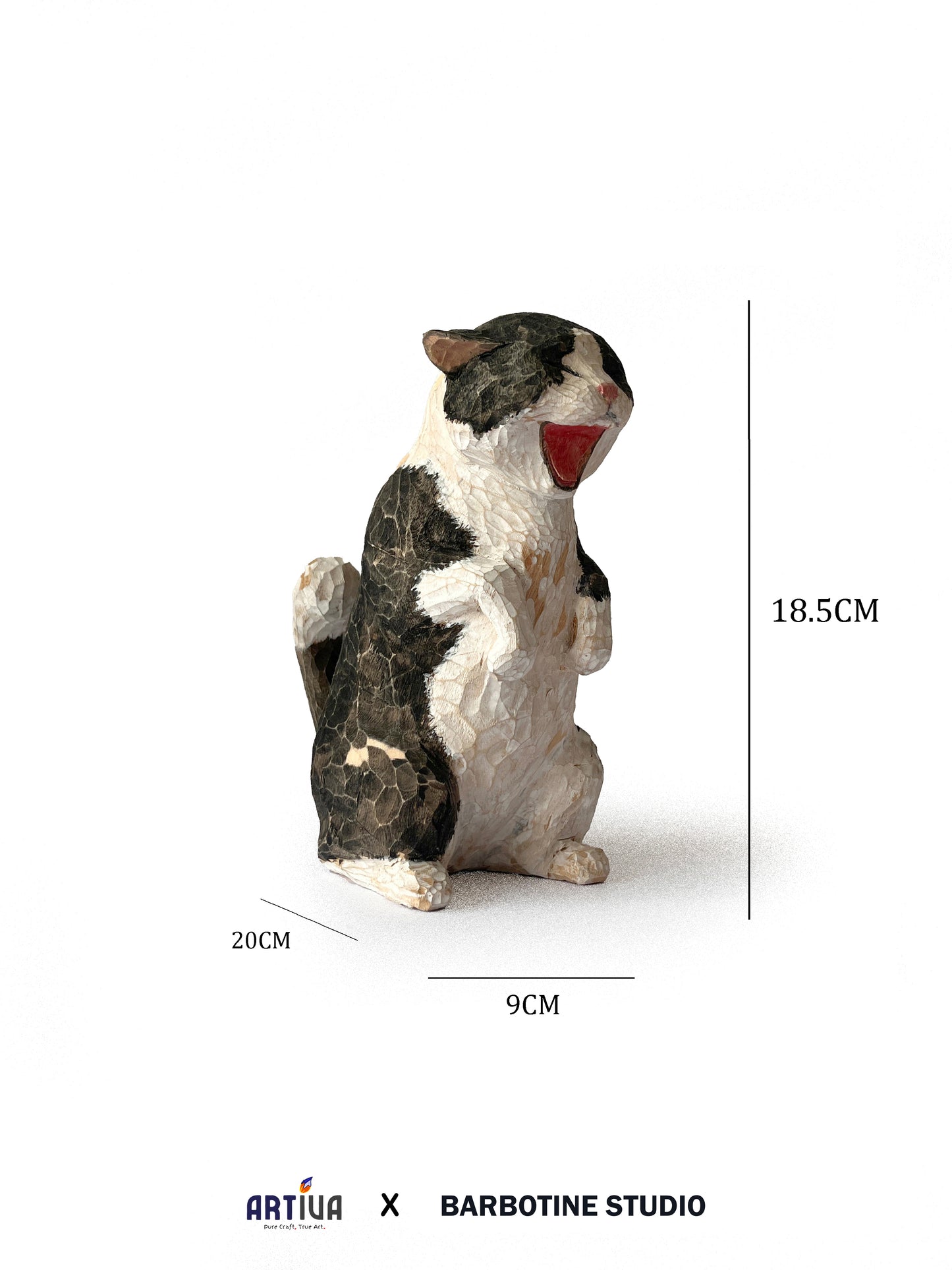 Statuette de chat baillant en bois