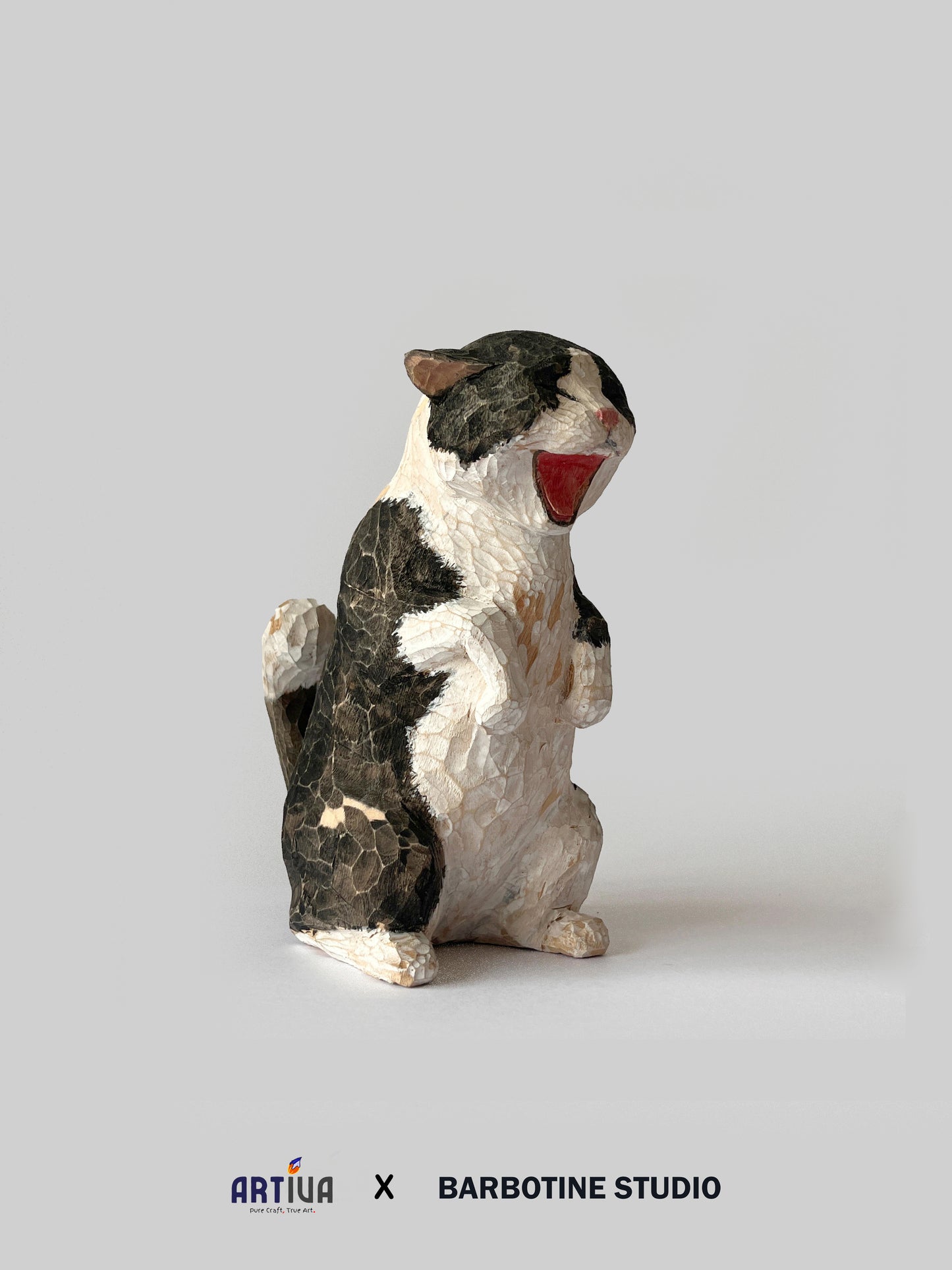 Statuette de chat baillant en bois