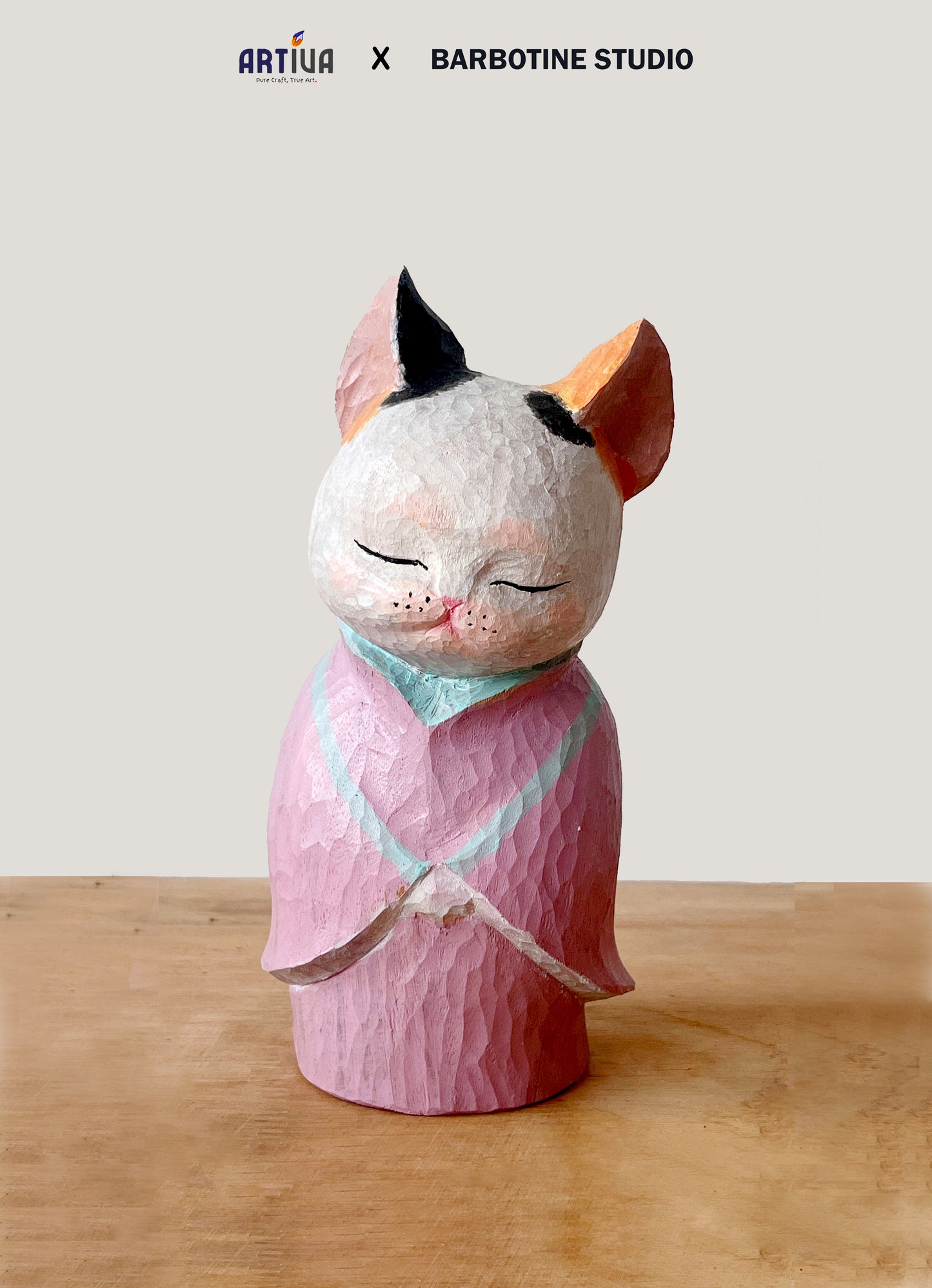 Statuette de chat en bois en toge rose