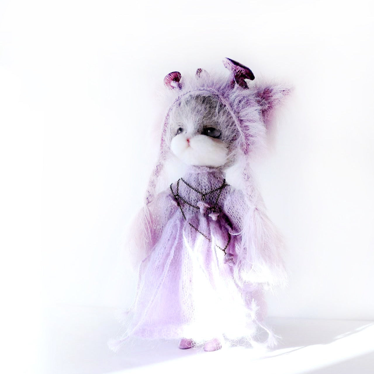 Chat magicien rose tricoté en feutre de laine