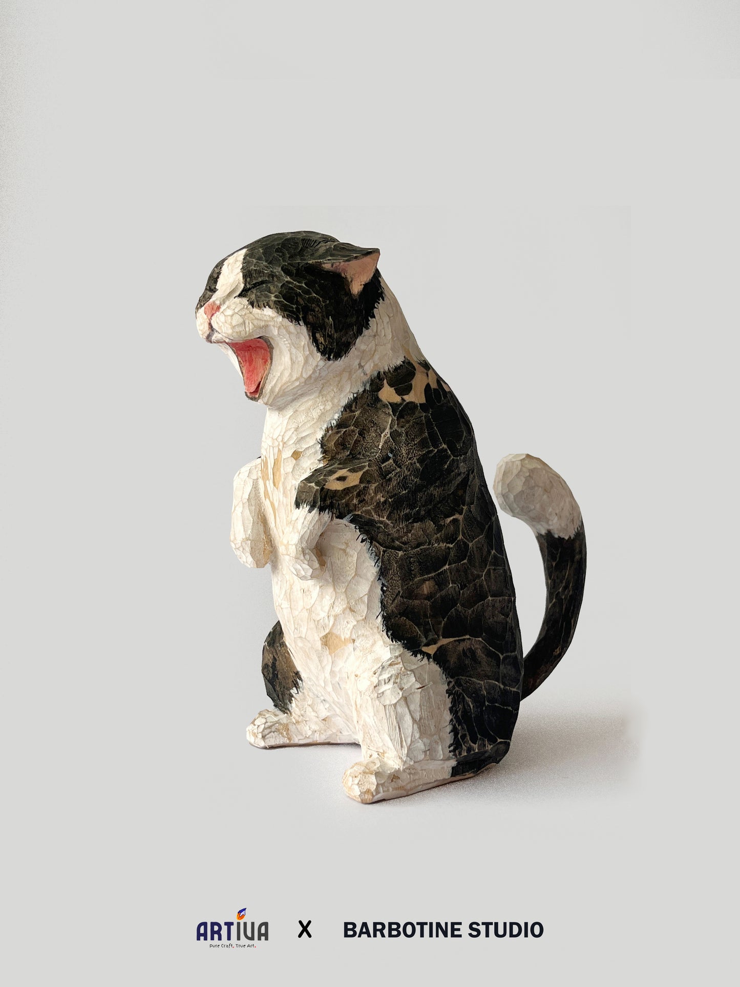 Statuette de chat baillant en bois