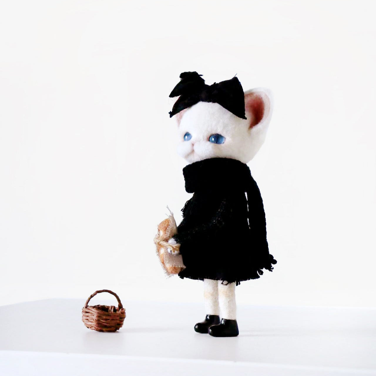 Chat tricoté en feutre de laine en robe noire