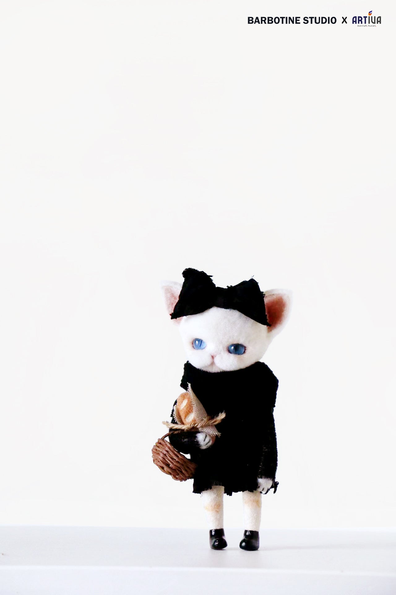 Chat tricoté en feutre de laine en robe noire