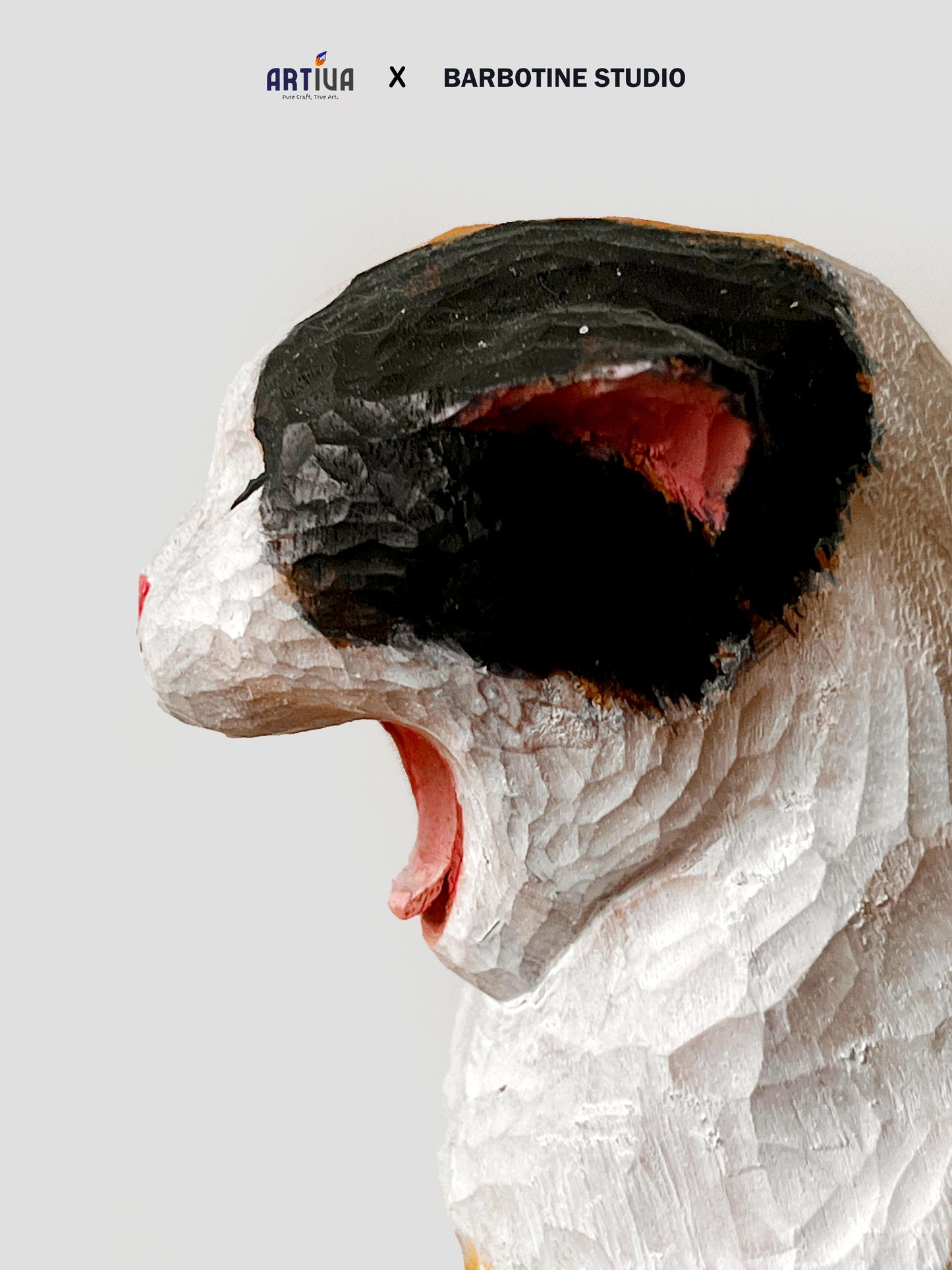 Statuette de chat baillant en bois