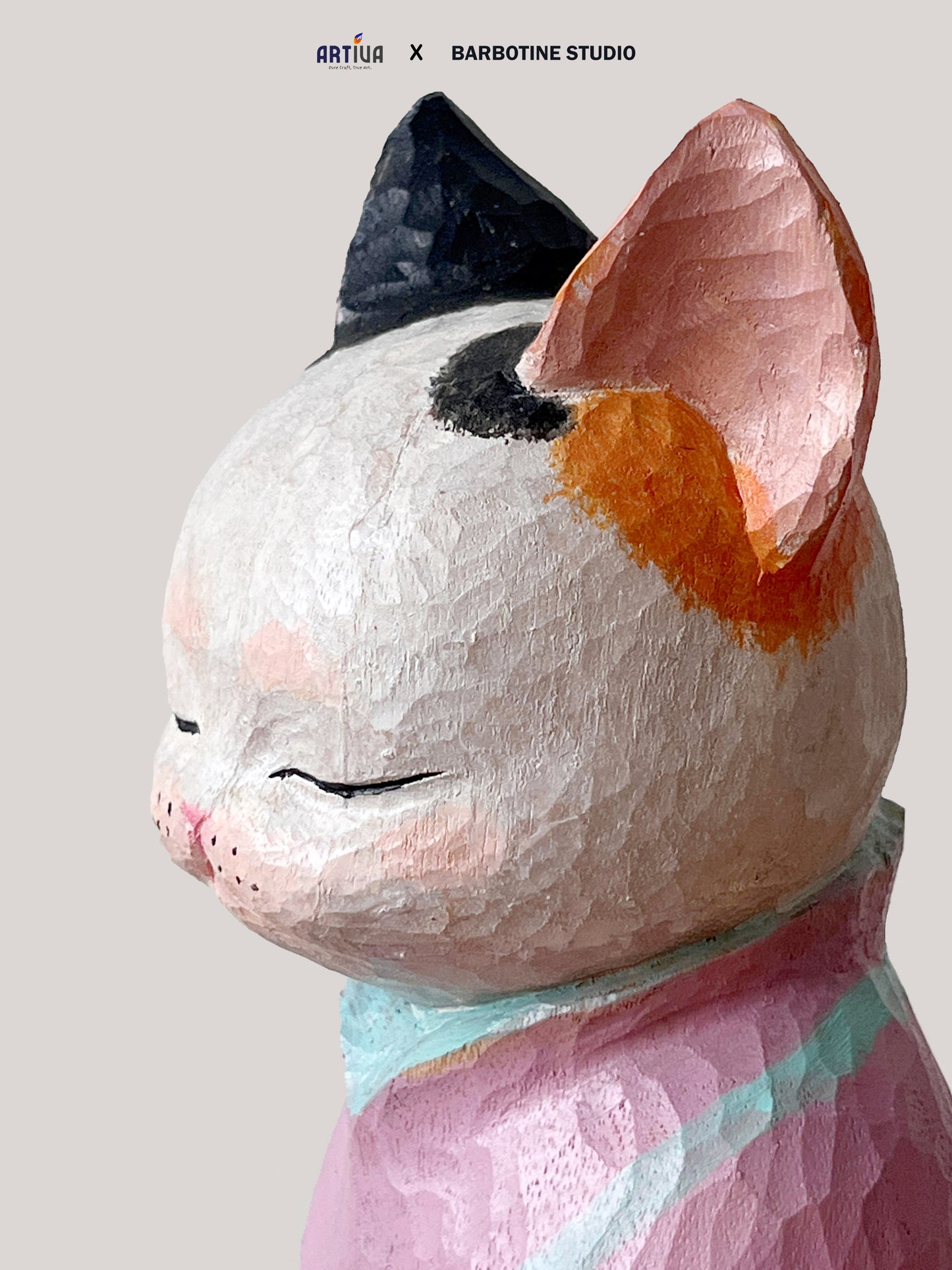 Statuette de chat en bois en toge rose