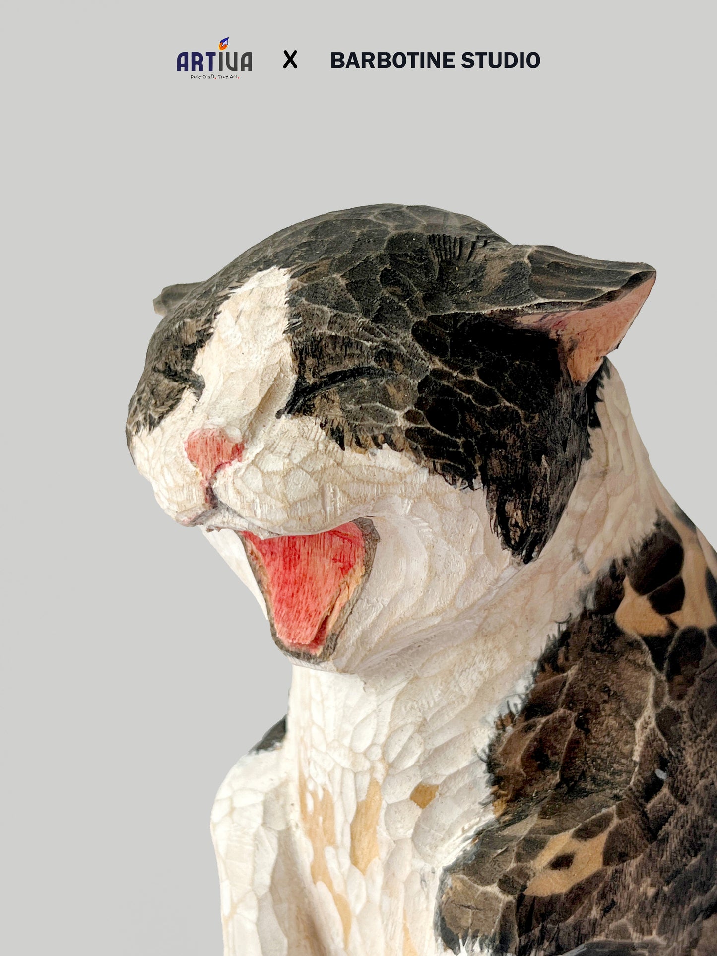 Statuette de chat baillant en bois