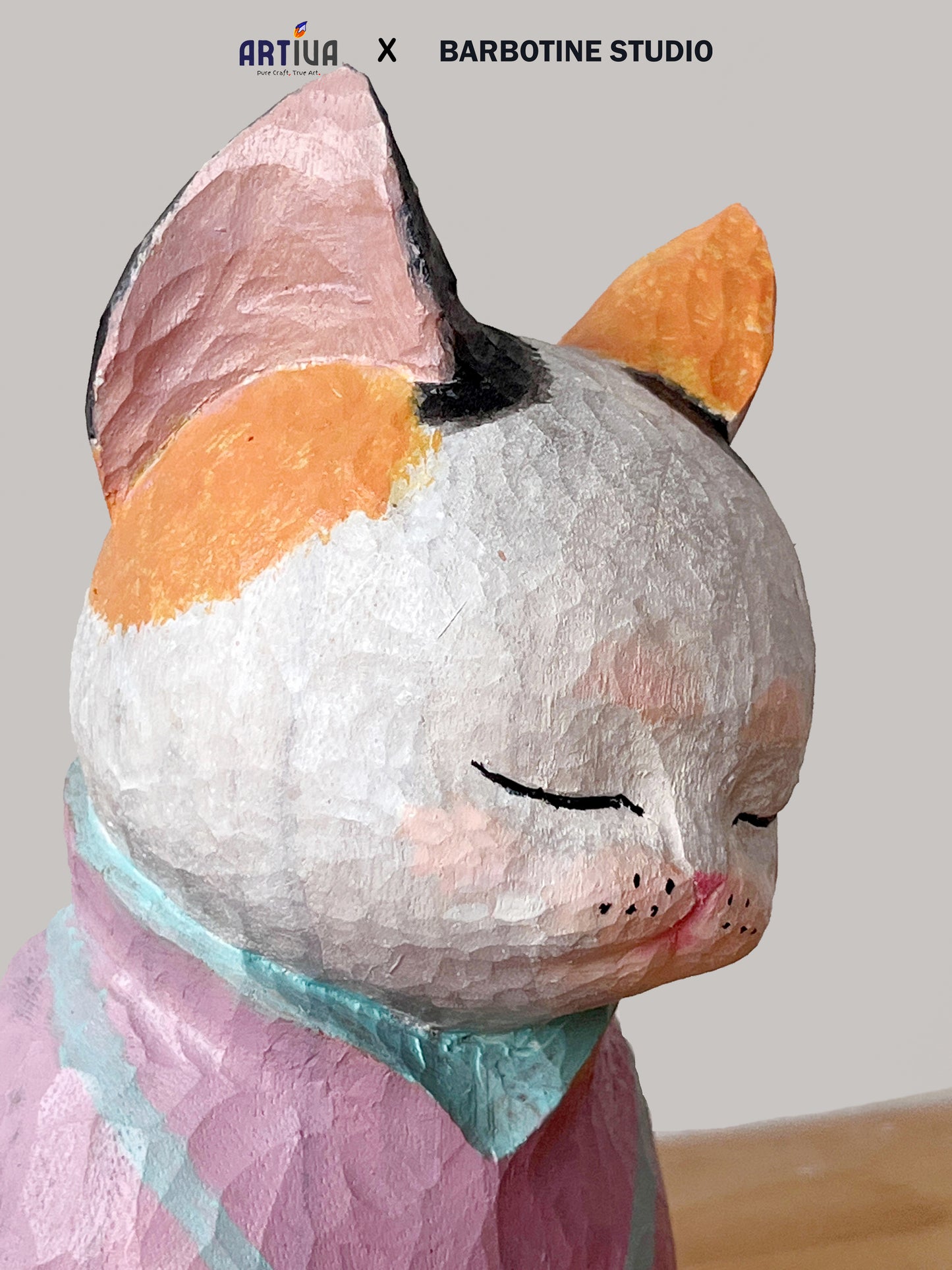 Statuette de chat en bois en toge rose