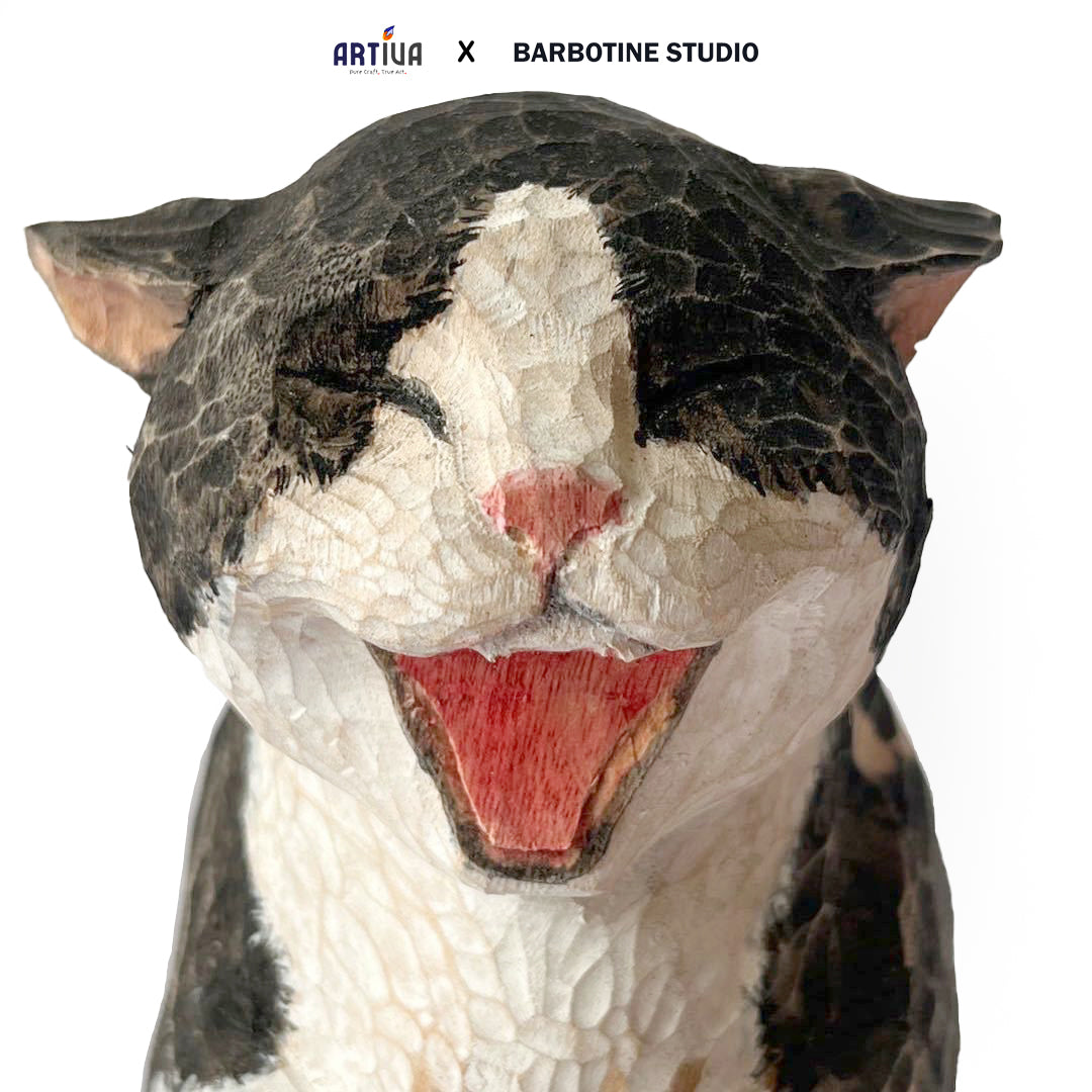 Statuette de chat baillant en bois