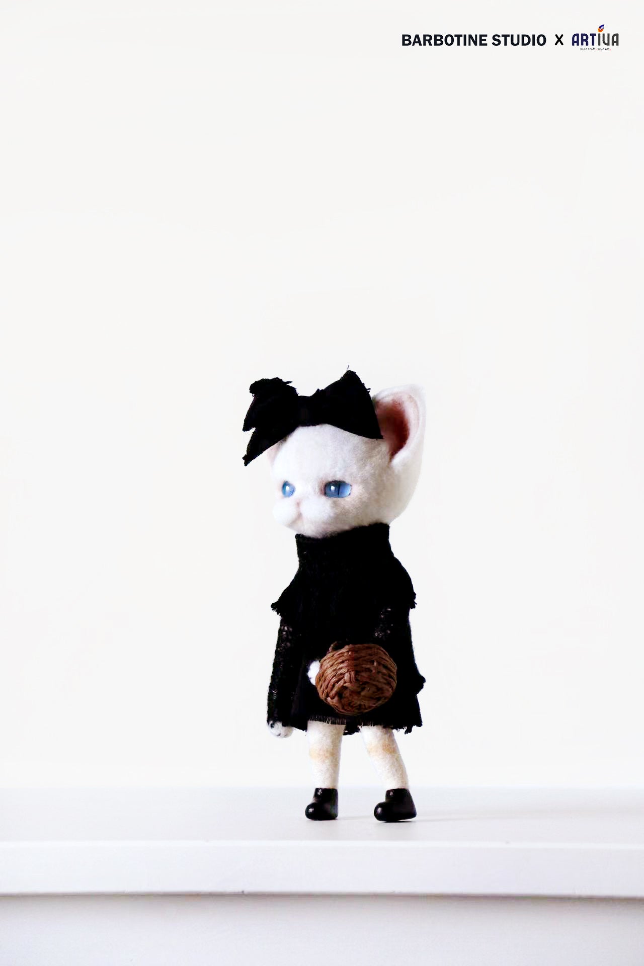 Chat tricoté en feutre de laine en robe noire