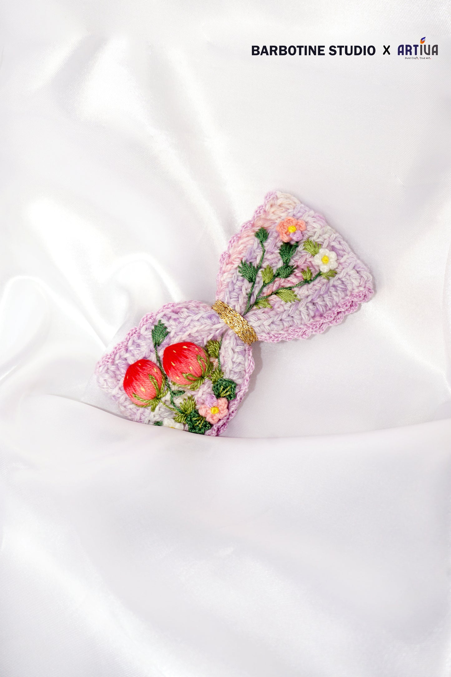 Barrette à cheveux fraises brodée et tricotée à la main