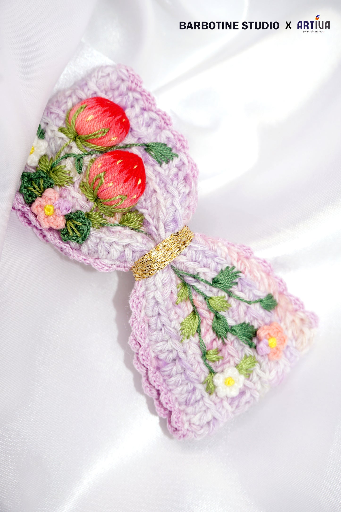 Barrette à cheveux fraises brodée et tricotée à la main