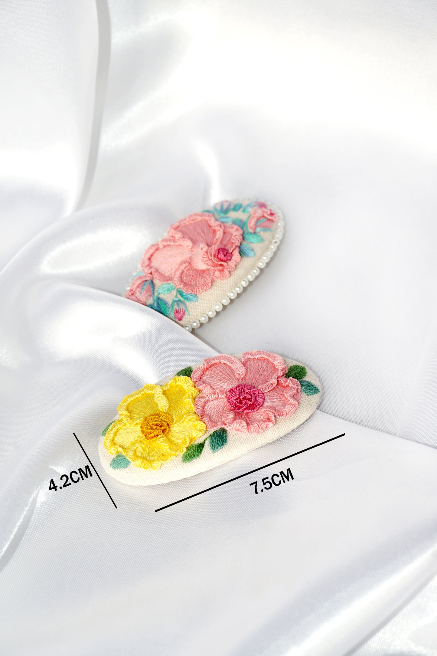 Barrette à fleurs brodée à la main