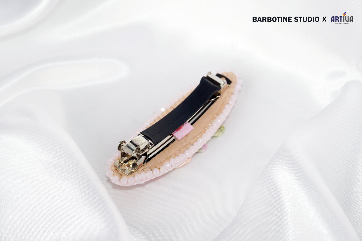 Barrette roses brodée à la main