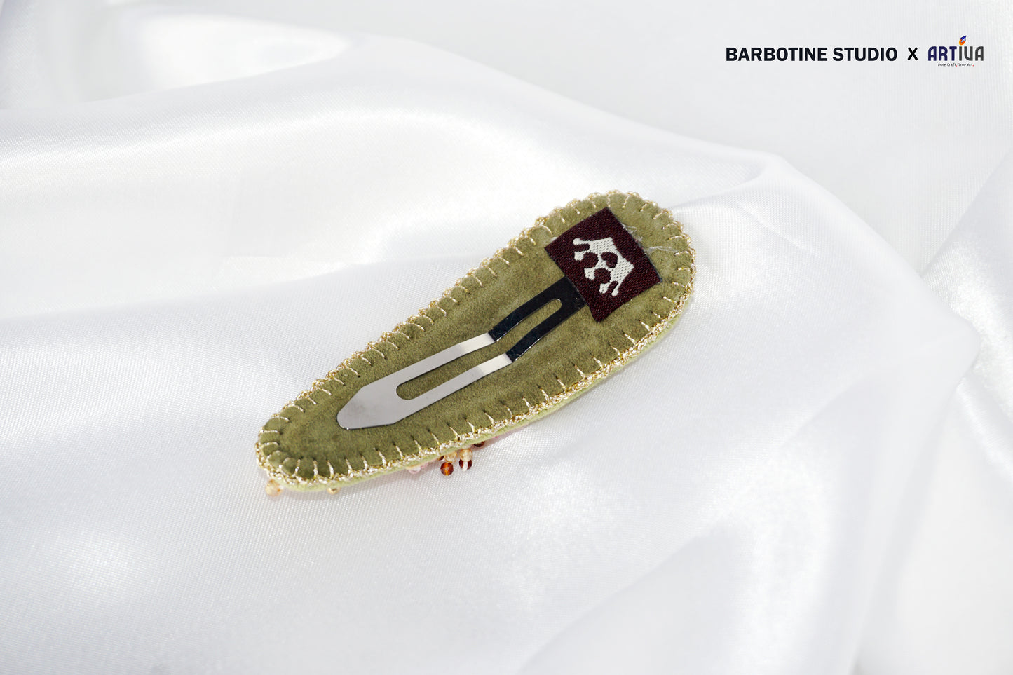 Barrette à cheveux perlée en broderie verte