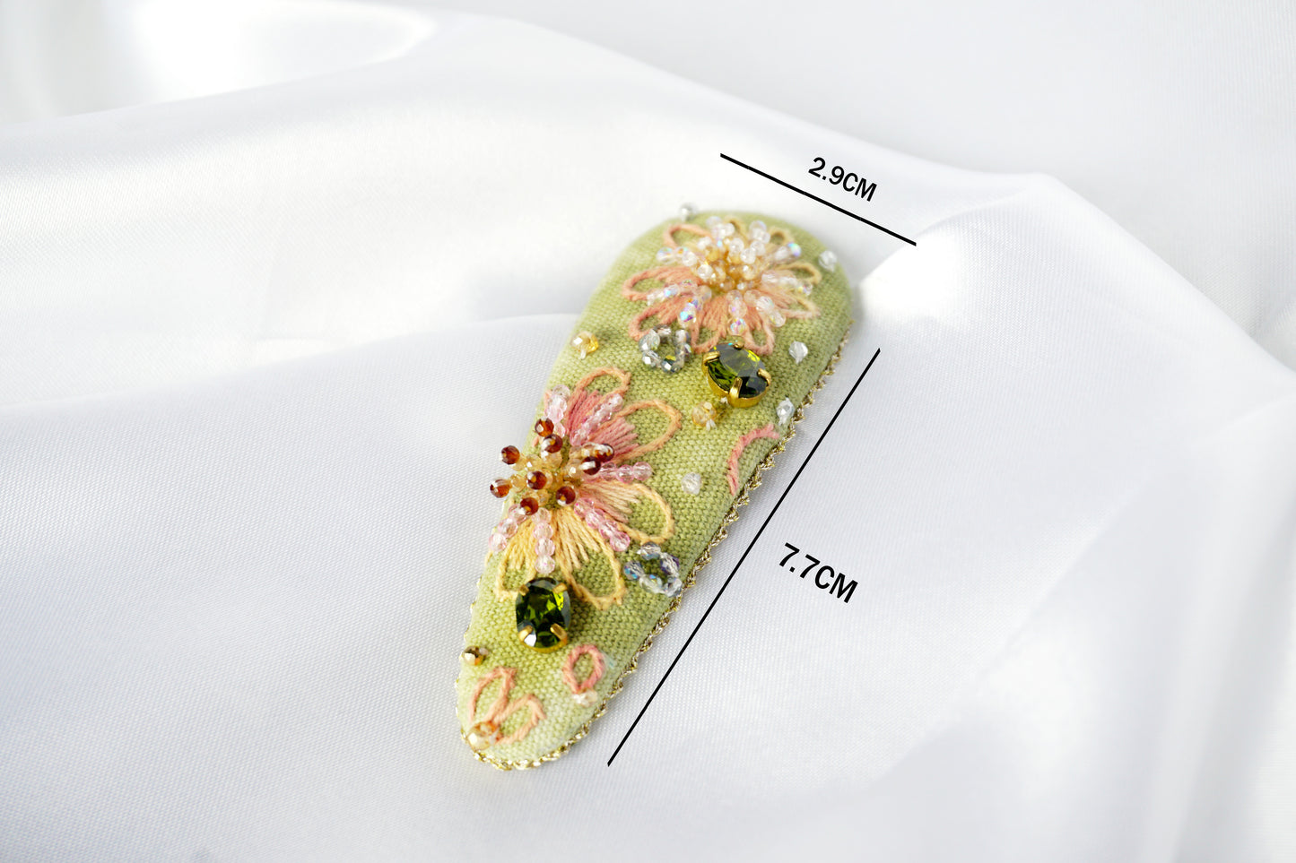 Barrette à cheveux perlée en broderie verte