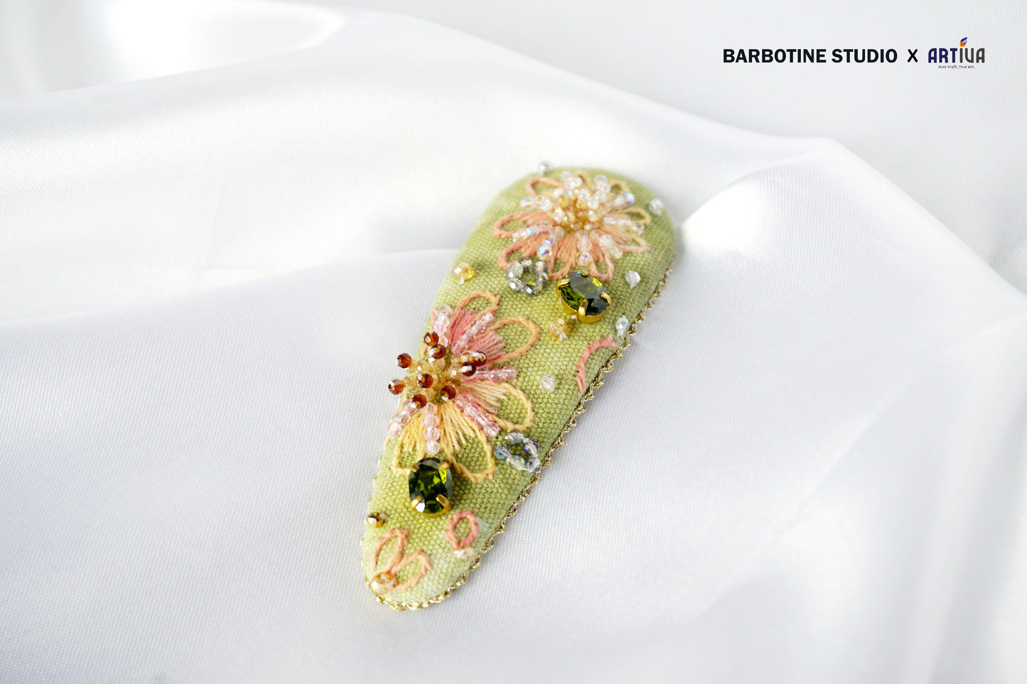 Barrette à cheveux perlée en broderie verte
