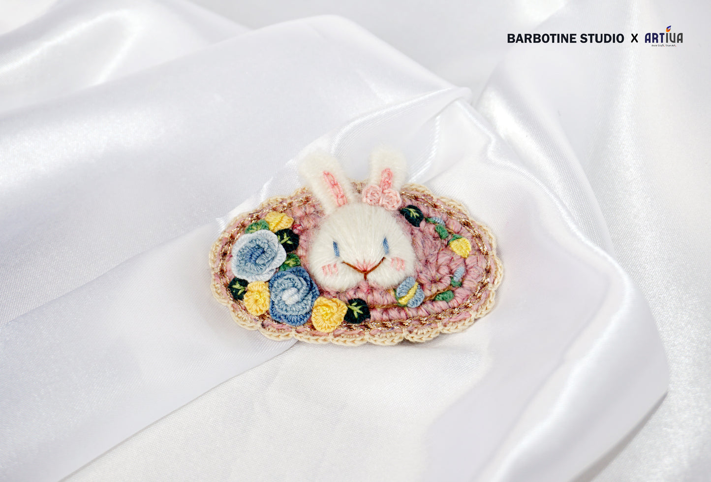 Barrette lapin brodée et tricotée à la main
