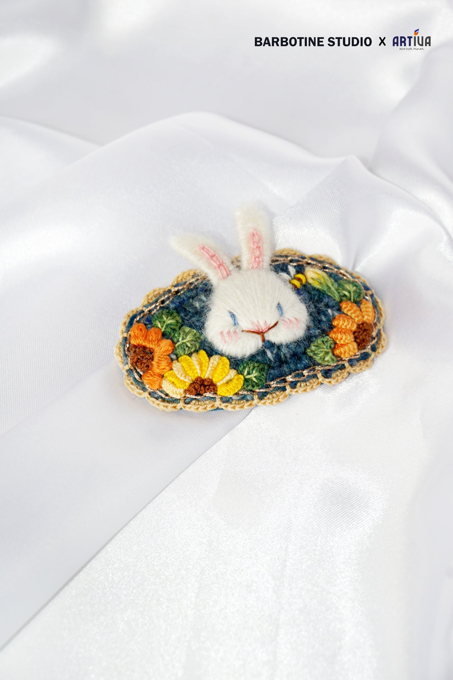 Barrette lapin brodée et tricotée à la main