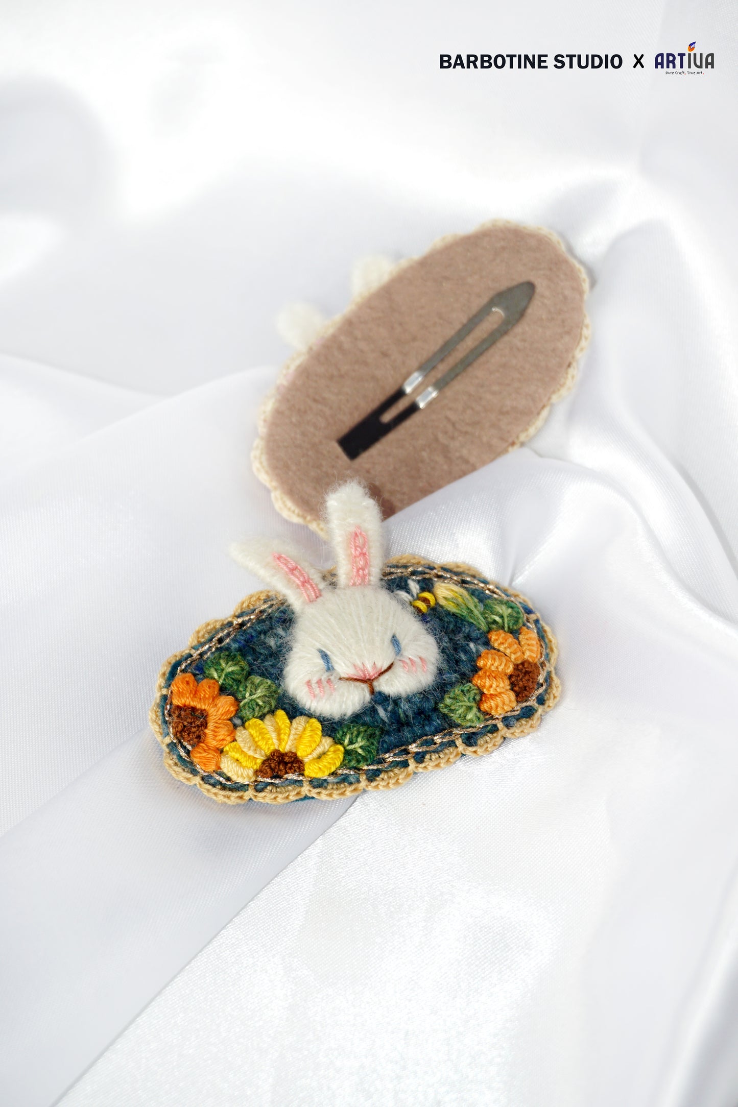 Barrette lapin brodée et tricotée à la main