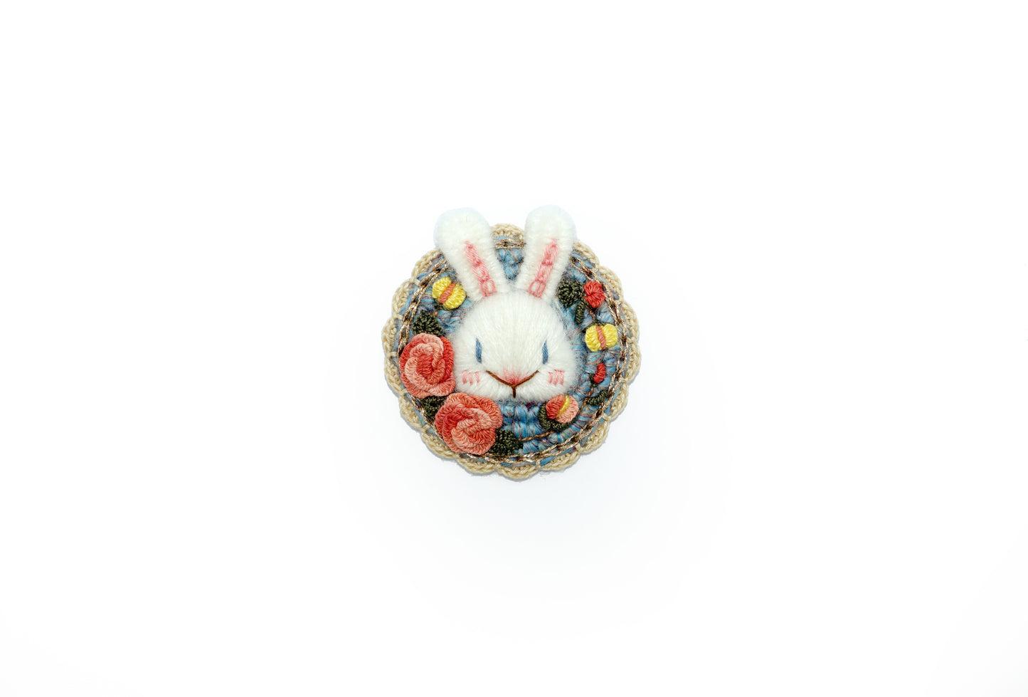 Broche lapin brodée et tricotée à la main