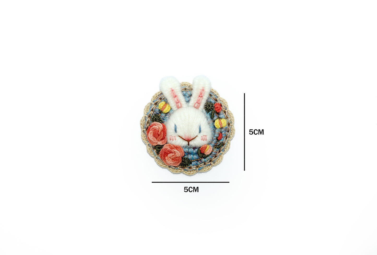 Broche lapin brodée et tricotée à la main