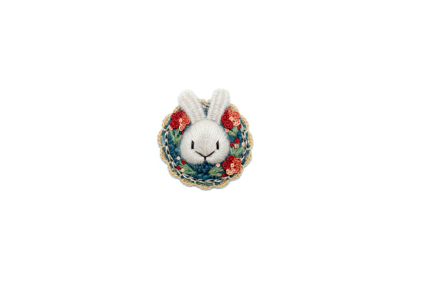 Broche lapin brodée et tricotée à la main