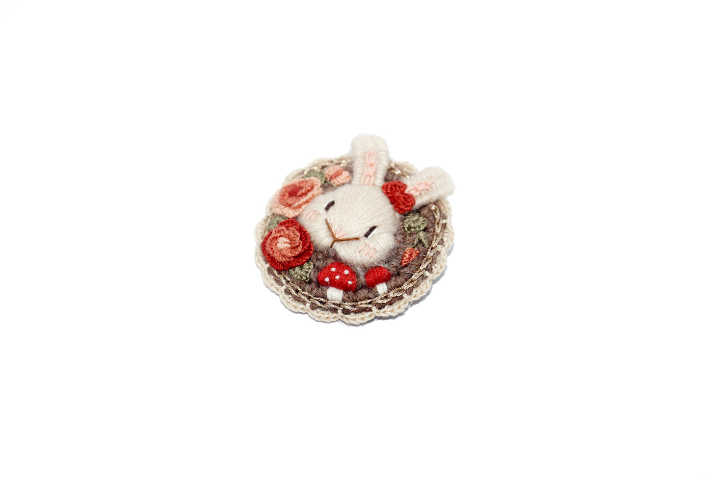 Broche lapin brodée et tricotée à la main