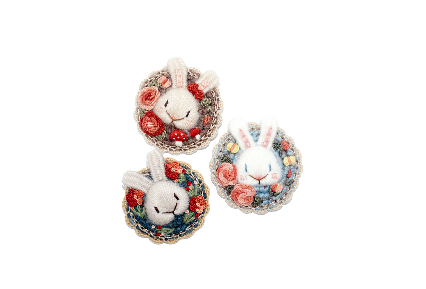 Broche lapin brodée et tricotée à la main