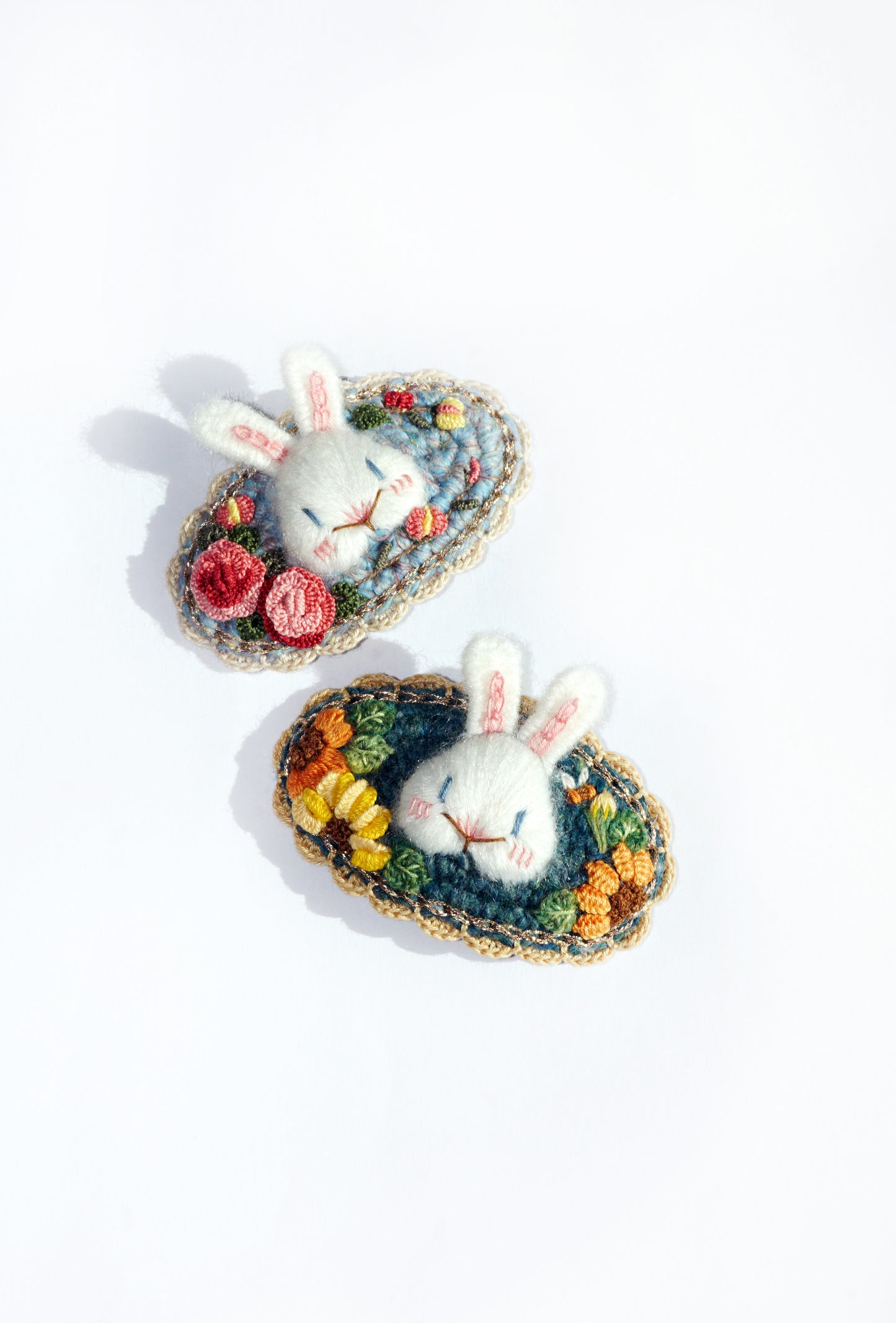 Barrette lapin brodée et tricotée à la main