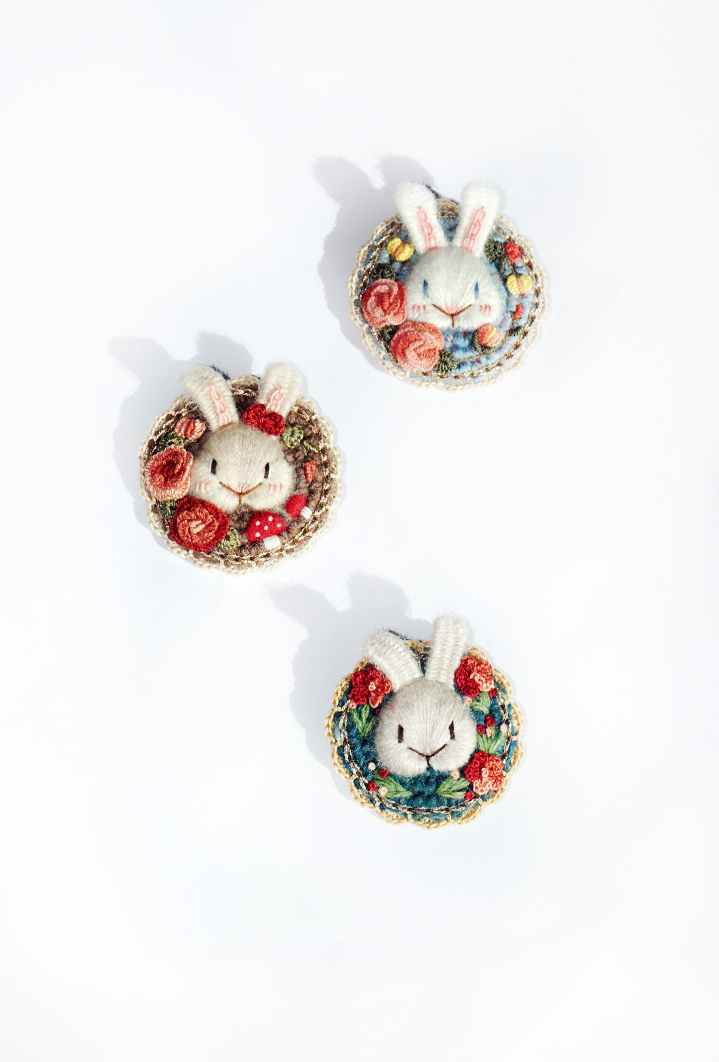 Broche lapin brodée et tricotée à la main