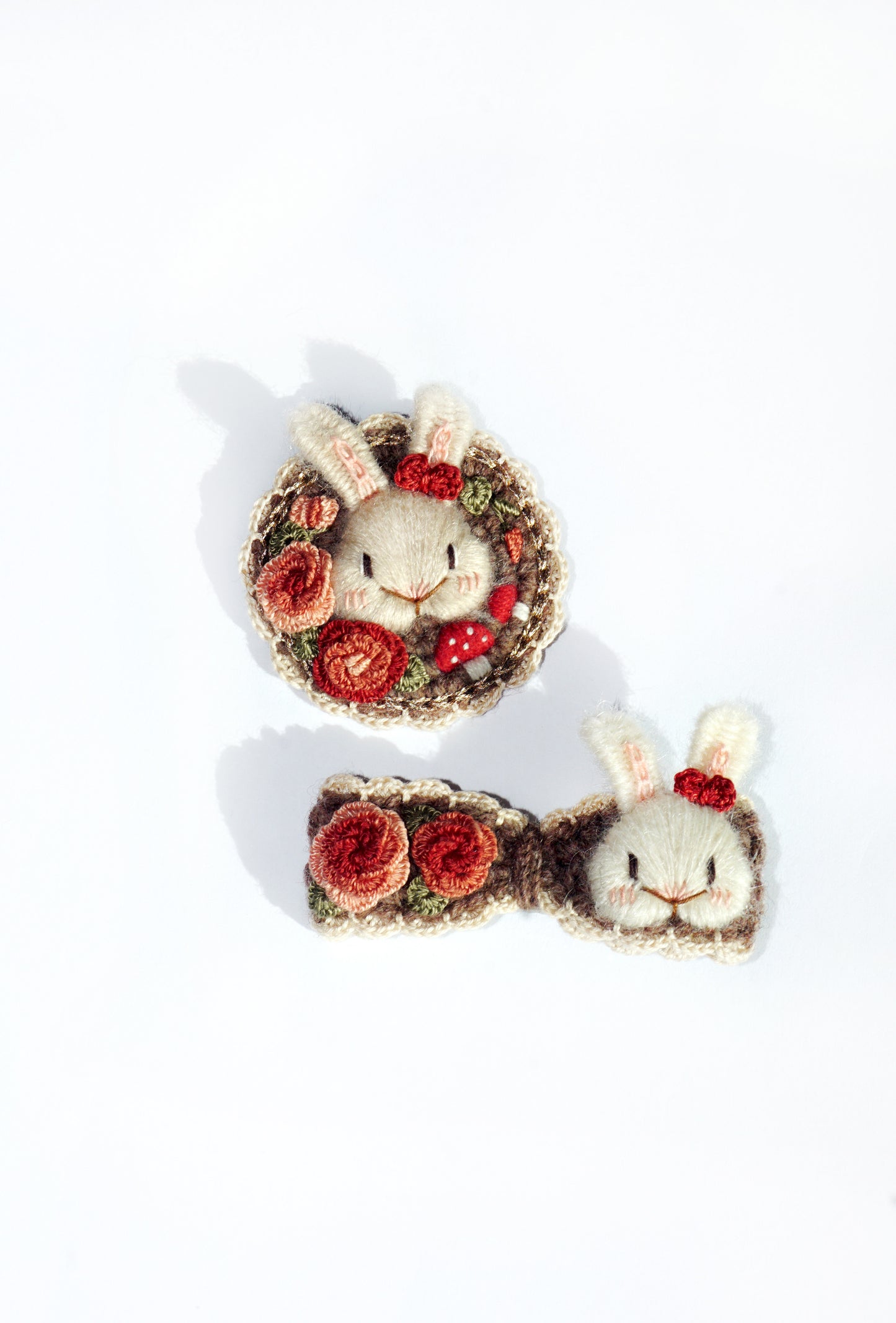 Broche lapin brodée et tricotée à la main
