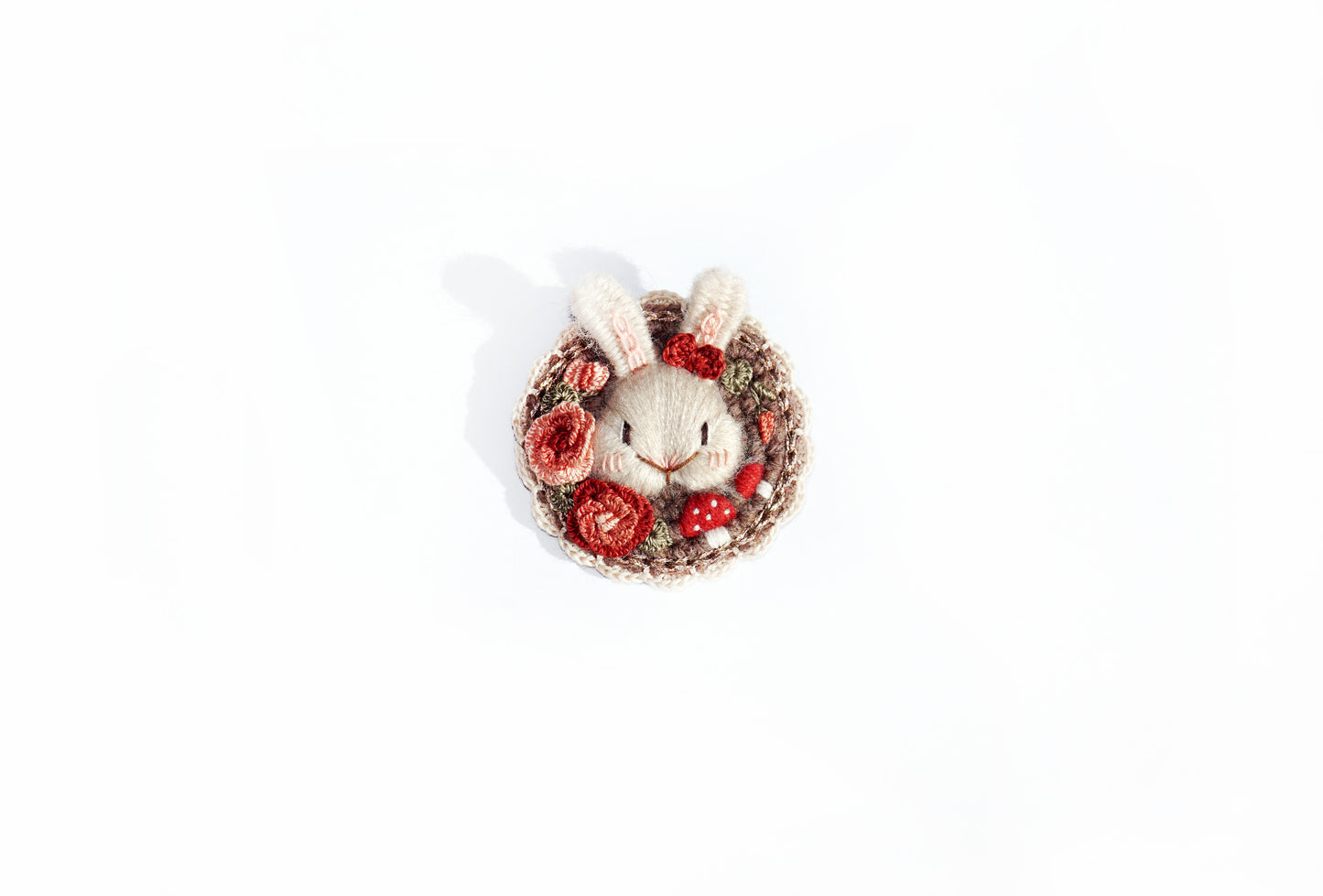 Broche lapin brodée et tricotée à la main