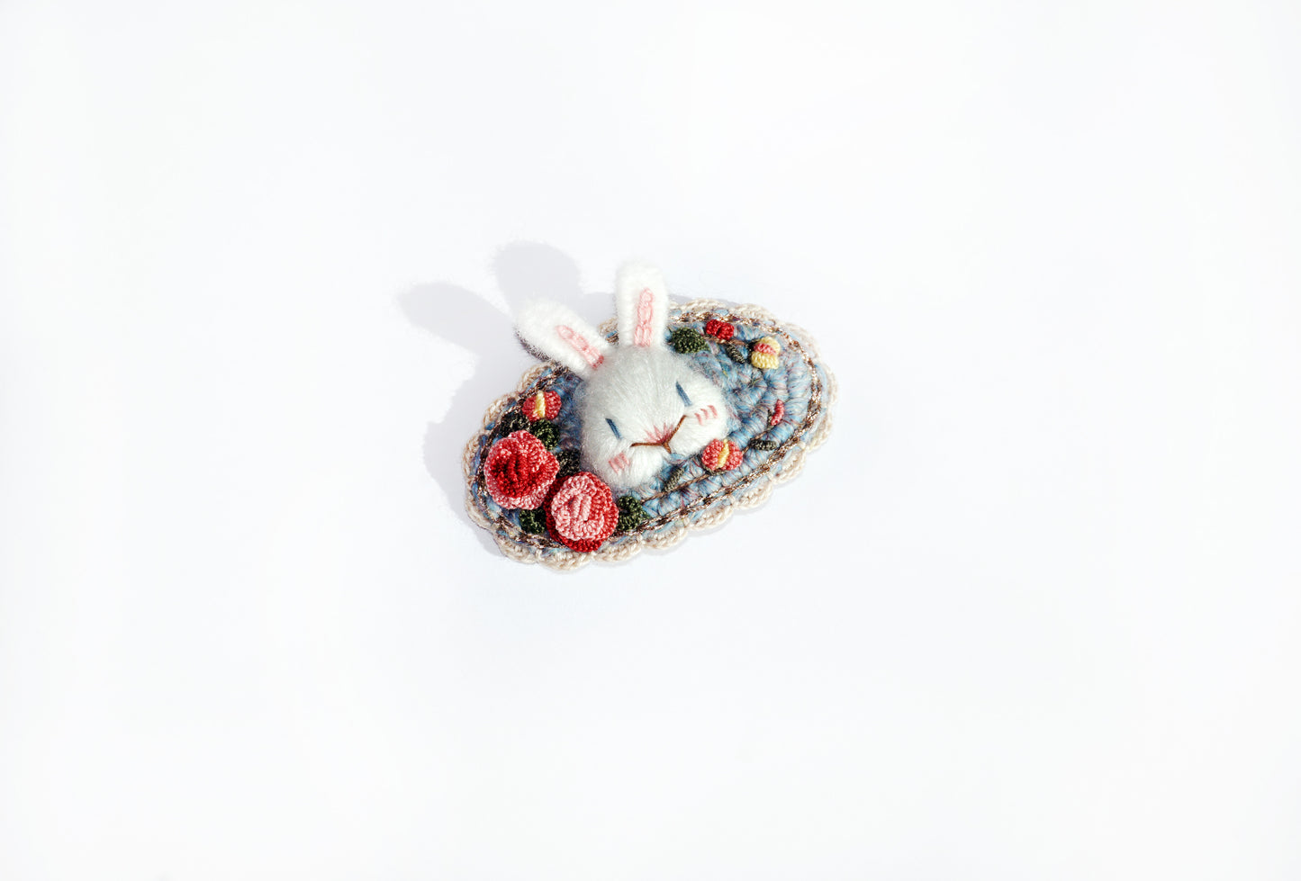 Barrette lapin brodée et tricotée à la main