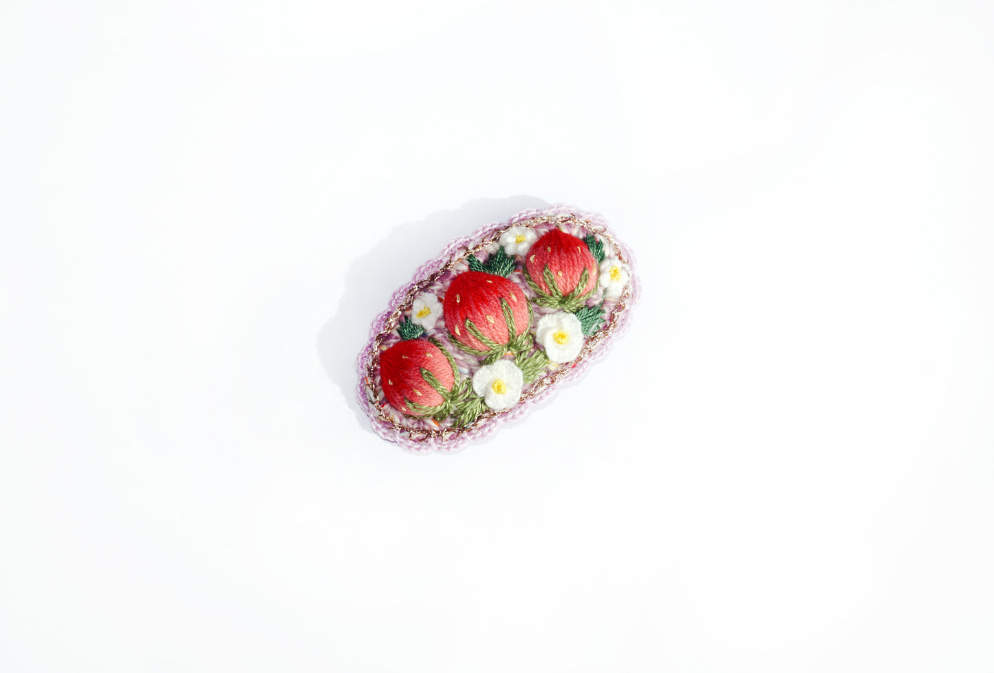 Barrette à cheveux fraises brodée et tricotée à la main