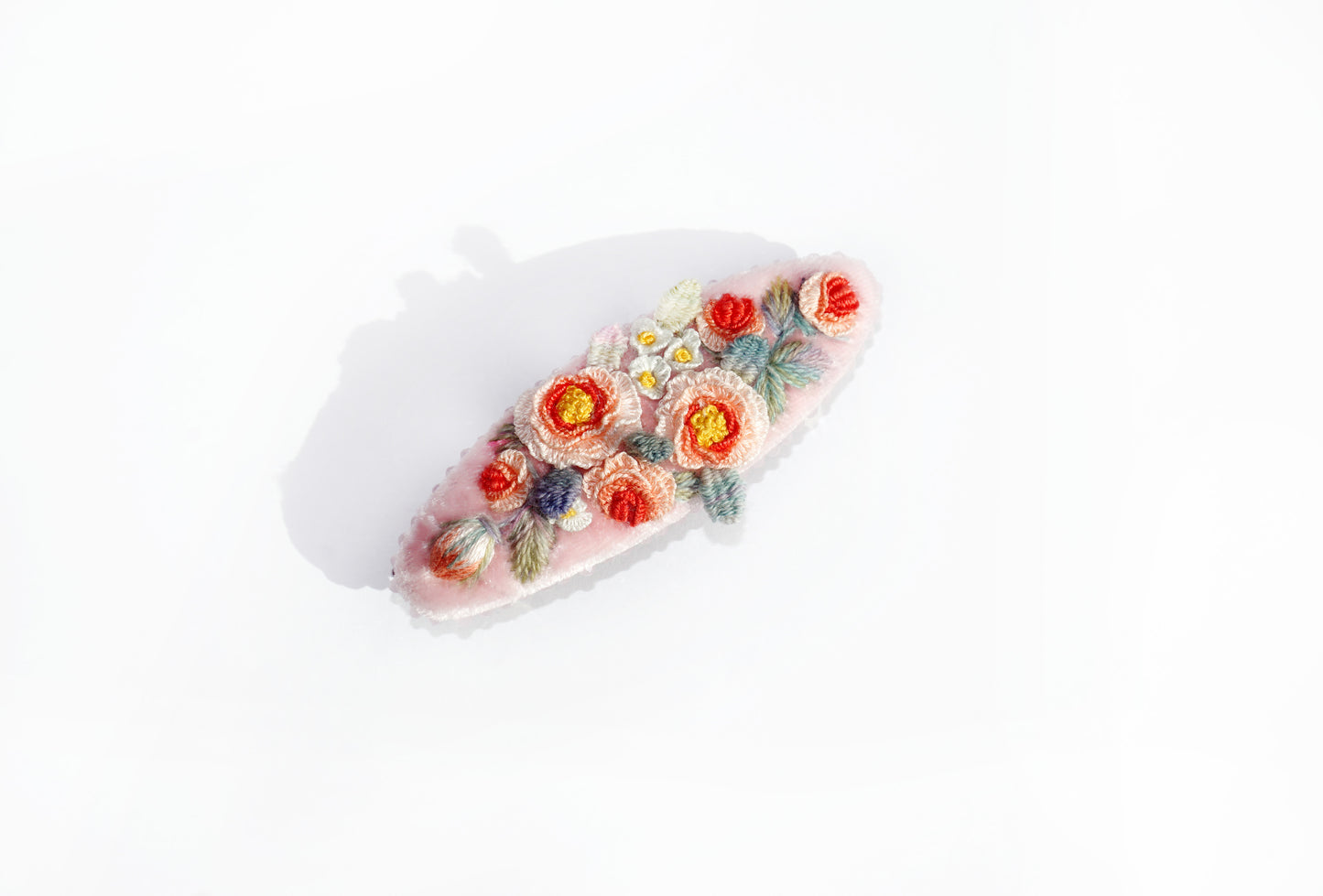 Barrette roses brodée à la main