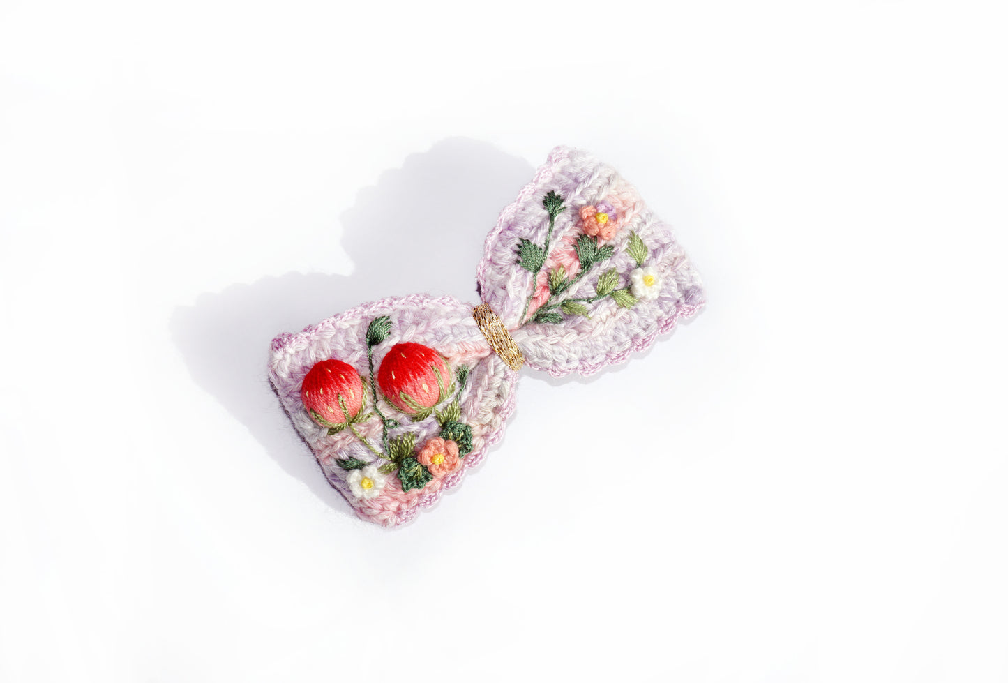 Barrette à cheveux fraises brodée et tricotée à la main