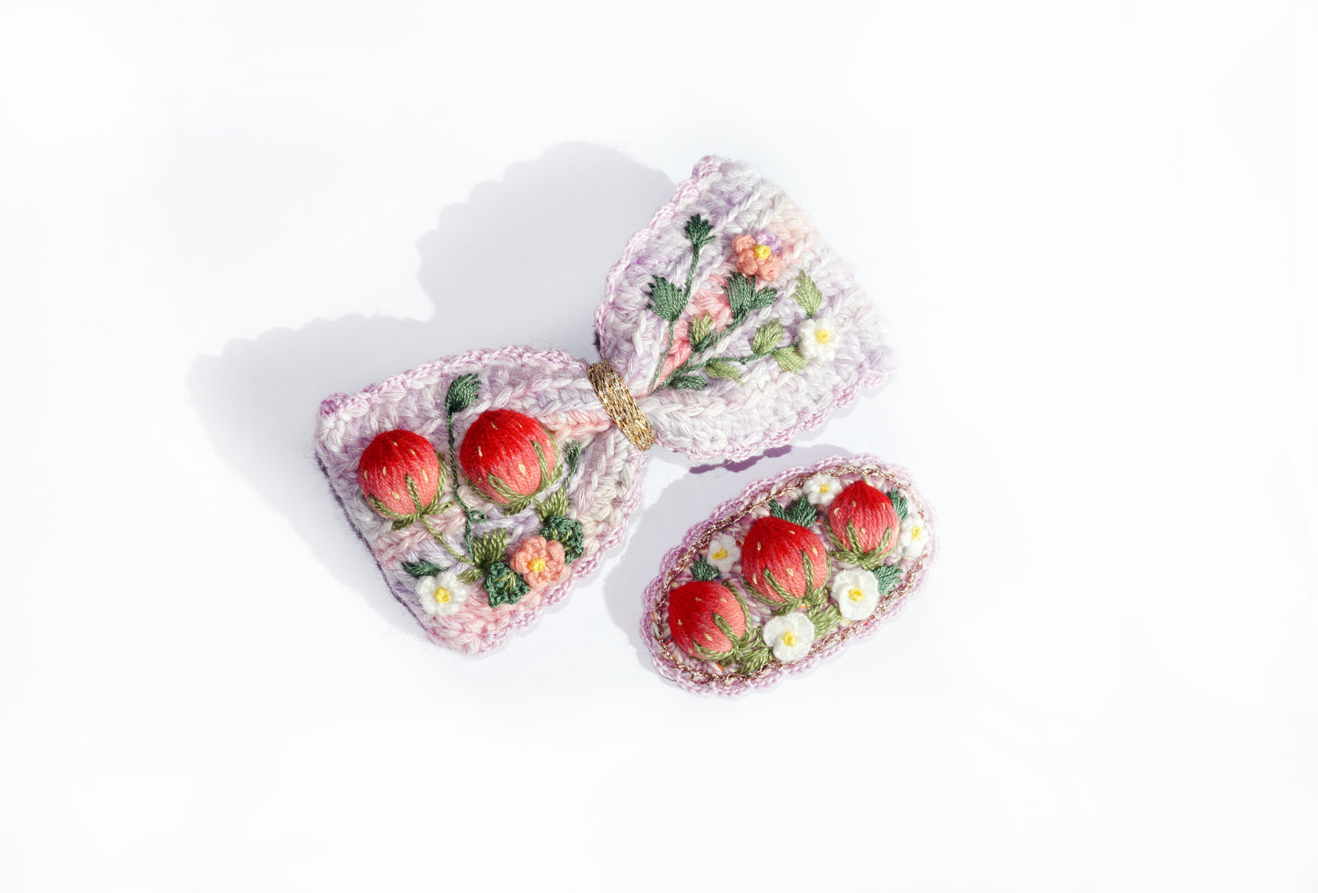 Barrette à cheveux fraises brodée et tricotée à la main